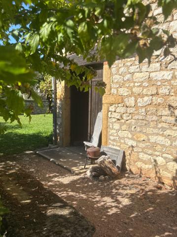 CHARMANTE MAISON DE VILLAGE EN PIERRES AVEC GRANGE SPACIEUSE