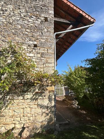 CHARMANTE MAISON DE VILLAGE EN PIERRES AVEC GRANGE SPACIEUSE
