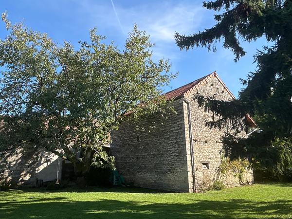 CHARMANTE MAISON DE VILLAGE EN PIERRES AVEC GRANGE SPACIEUSE