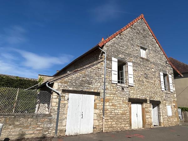 CHARMANTE MAISON DE VILLAGE EN PIERRES AVEC GRANGE SPACIEUSE