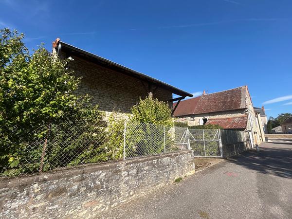 CHARMANTE MAISON DE VILLAGE EN PIERRES AVEC GRANGE SPACIEUSE