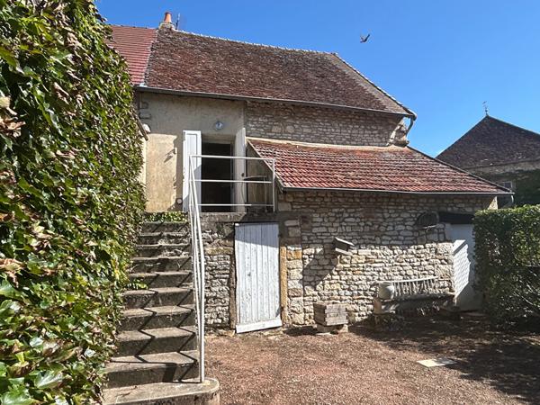 CHARMANTE MAISON DE VILLAGE EN PIERRES AVEC GRANGE SPACIEUSE