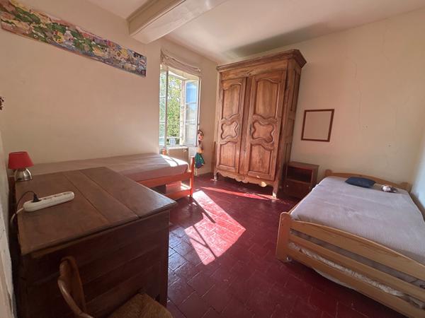 CHARMANTE MAISON DE VILLAGE EN PIERRES AVEC GRANGE SPACIEUSE