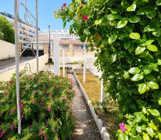 Maison de 243m2  avec 8 boxes à vendre sur Alfortville