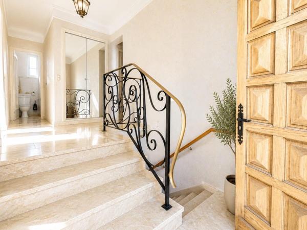 Maison de 243m2  avec 8 boxes à vendre sur Alfortville