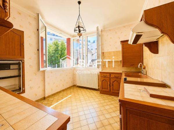 Maison de 243m2  avec 8 boxes à vendre sur Alfortville