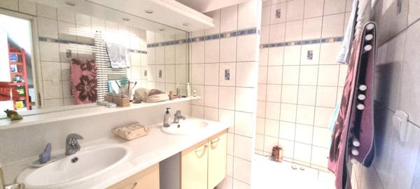 GRANDE MAISON LUMINEUSE - DPE : C -  5 CHAMBRES - Environ13 ares