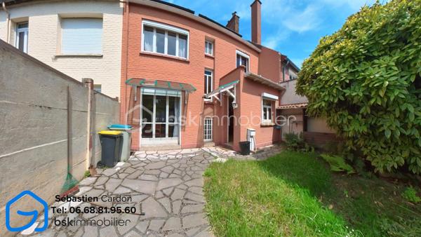 🏡 COURRIÈRES – En plein cœur du centre-ville

Découvrez cette spacieuse maison familiale de 131 m² habitables, bâtie sur un terrain de 284 m², idéalement située à proximité immédiate des commerces, écoles et commodités.

Elle se compose de :

Un vaste salon/séjour avec cheminée,
Une cuisine,
Un WC indépendant,
4 chambres 15/17.5/10/10,
Une salle de bains,
Un grenier aménageable de 22 m² offrant de nombreuses possibilités d'agrandissement,
Une cave de 24 m²,
Un jardin agréable,
Un garage.

Chauffage au gaz.

✨ Un bien au fort potentiel, parfait pour une famille à la recherche d'espace et d'un emplacement privilégié. Quelques travaux de modernisation permettront de révéler tout le charme de cette maison.

📍 Son emplacement central vous garantit une vie quotidienne pratique et confortable, avec toutes les commodités accessibles à pied.

📞 Pour obtenir davantage d'informations ou organiser une visite, contactez Sébastien Cardon, à qui nous avons confié la vente de notre habitation.

Bientôt : Visite virtuelle sur demande

🔎 Propriétaires, je recherche activement des maisons et appartements sur le secteur pour répondre à la demande de ma clientèle.
