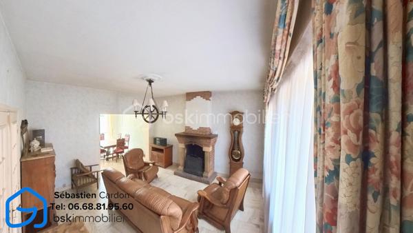🏡 COURRIÈRES – En plein cœur du centre-ville

Découvrez cette spacieuse maison familiale de 131 m² habitables, bâtie sur un terrain de 284 m², idéalement située à proximité immédiate des commerces, écoles et commodités.

Elle se compose de :

Un vaste salon/séjour avec cheminée,
Une cuisine,
Un WC indépendant,
4 chambres 15/17.5/10/10,
Une salle de bains,
Un grenier aménageable de 22 m² offrant de nombreuses possibilités d'agrandissement,
Une cave de 24 m²,
Un jardin agréable,
Un garage.

Chauffage au gaz.

✨ Un bien au fort potentiel, parfait pour une famille à la recherche d'espace et d'un emplacement privilégié. Quelques travaux de modernisation permettront de révéler tout le charme de cette maison.

📍 Son emplacement central vous garantit une vie quotidienne pratique et confortable, avec toutes les commodités accessibles à pied.

📞 Pour obtenir davantage d'informations ou organiser une visite, contactez Sébastien Cardon, à qui nous avons confié la vente de notre habitation.

Bientôt : Visite virtuelle sur demande

🔎 Propriétaires, je recherche activement des maisons et appartements sur le secteur pour répondre à la demande de ma clientèle.