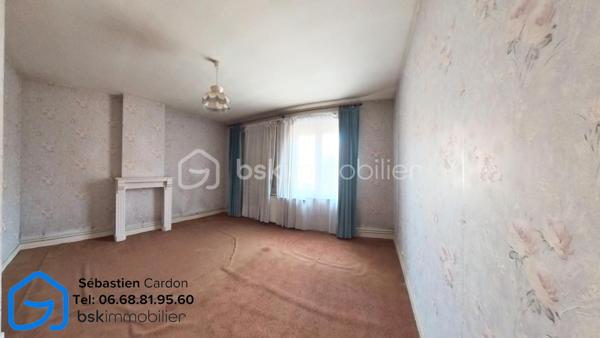 🏡 COURRIÈRES – En plein cœur du centre-ville

Découvrez cette spacieuse maison familiale de 131 m² habitables, bâtie sur un terrain de 284 m², idéalement située à proximité immédiate des commerces, écoles et commodités.

Elle se compose de :

Un vaste salon/séjour avec cheminée,
Une cuisine,
Un WC indépendant,
4 chambres 15/17.5/10/10,
Une salle de bains,
Un grenier aménageable de 22 m² offrant de nombreuses possibilités d'agrandissement,
Une cave de 24 m²,
Un jardin agréable,
Un garage.

Chauffage au gaz.

✨ Un bien au fort potentiel, parfait pour une famille à la recherche d'espace et d'un emplacement privilégié. Quelques travaux de modernisation permettront de révéler tout le charme de cette maison.

📍 Son emplacement central vous garantit une vie quotidienne pratique et confortable, avec toutes les commodités accessibles à pied.

📞 Pour obtenir davantage d'informations ou organiser une visite, contactez Sébastien Cardon, à qui nous avons confié la vente de notre habitation.

Bientôt : Visite virtuelle sur demande

🔎 Propriétaires, je recherche activement des maisons et appartements sur le secteur pour répondre à la demande de ma clientèle.