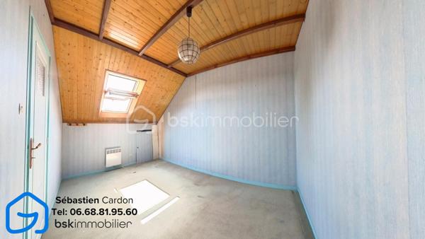 🏡 COURRIÈRES – En plein cœur du centre-ville

Découvrez cette spacieuse maison familiale de 131 m² habitables, bâtie sur un terrain de 284 m², idéalement située à proximité immédiate des commerces, écoles et commodités.

Elle se compose de :

Un vaste salon/séjour avec cheminée,
Une cuisine,
Un WC indépendant,
4 chambres 15/17.5/10/10,
Une salle de bains,
Un grenier aménageable de 22 m² offrant de nombreuses possibilités d'agrandissement,
Une cave de 24 m²,
Un jardin agréable,
Un garage.

Chauffage au gaz.

✨ Un bien au fort potentiel, parfait pour une famille à la recherche d'espace et d'un emplacement privilégié. Quelques travaux de modernisation permettront de révéler tout le charme de cette maison.

📍 Son emplacement central vous garantit une vie quotidienne pratique et confortable, avec toutes les commodités accessibles à pied.

📞 Pour obtenir davantage d'informations ou organiser une visite, contactez Sébastien Cardon, à qui nous avons confié la vente de notre habitation.

Bientôt : Visite virtuelle sur demande

🔎 Propriétaires, je recherche activement des maisons et appartements sur le secteur pour répondre à la demande de ma clientèle.