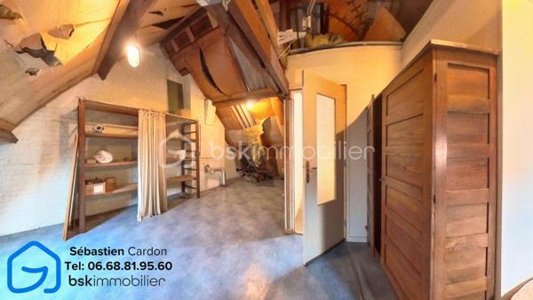 🏡 COURRIÈRES – En plein cœur du centre-ville

Découvrez cette spacieuse maison familiale de 131 m² habitables, bâtie sur un terrain de 284 m², idéalement située à proximité immédiate des commerces, écoles et commodités.

Elle se compose de :

Un vaste salon/séjour avec cheminée,
Une cuisine,
Un WC indépendant,
4 chambres 15/17.5/10/10,
Une salle de bains,
Un grenier aménageable de 22 m² offrant de nombreuses possibilités d'agrandissement,
Une cave de 24 m²,
Un jardin agréable,
Un garage.

Chauffage au gaz.

✨ Un bien au fort potentiel, parfait pour une famille à la recherche d'espace et d'un emplacement privilégié. Quelques travaux de modernisation permettront de révéler tout le charme de cette maison.

📍 Son emplacement central vous garantit une vie quotidienne pratique et confortable, avec toutes les commodités accessibles à pied.

📞 Pour obtenir davantage d'informations ou organiser une visite, contactez Sébastien Cardon, à qui nous avons confié la vente de notre habitation.

Bientôt : Visite virtuelle sur demande

🔎 Propriétaires, je recherche activement des maisons et appartements sur le secteur pour répondre à la demande de ma clientèle.