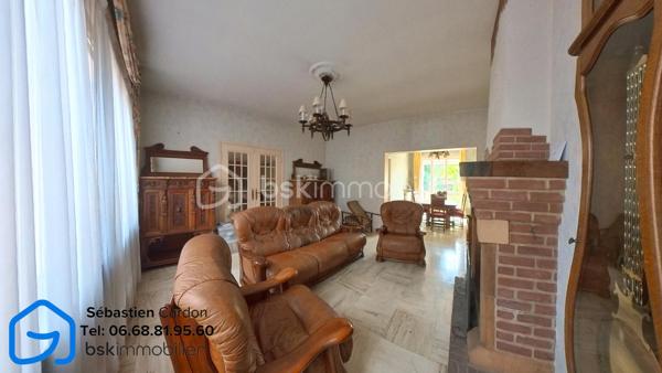 🏡 COURRIÈRES – En plein cœur du centre-ville

Découvrez cette spacieuse maison familiale de 131 m² habitables, bâtie sur un terrain de 284 m², idéalement située à proximité immédiate des commerces, écoles et commodités.

Elle se compose de :

Un vaste salon/séjour avec cheminée,
Une cuisine,
Un WC indépendant,
4 chambres 15/17.5/10/10,
Une salle de bains,
Un grenier aménageable de 22 m² offrant de nombreuses possibilités d'agrandissement,
Une cave de 24 m²,
Un jardin agréable,
Un garage.

Chauffage au gaz.

✨ Un bien au fort potentiel, parfait pour une famille à la recherche d'espace et d'un emplacement privilégié. Quelques travaux de modernisation permettront de révéler tout le charme de cette maison.

📍 Son emplacement central vous garantit une vie quotidienne pratique et confortable, avec toutes les commodités accessibles à pied.

📞 Pour obtenir davantage d'informations ou organiser une visite, contactez Sébastien Cardon, à qui nous avons confié la vente de notre habitation.

Bientôt : Visite virtuelle sur demande

🔎 Propriétaires, je recherche activement des maisons et appartements sur le secteur pour répondre à la demande de ma clientèle.