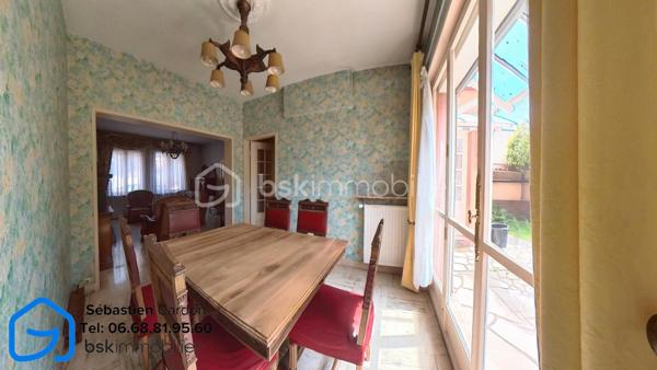 🏡 COURRIÈRES – En plein cœur du centre-ville

Découvrez cette spacieuse maison familiale de 131 m² habitables, bâtie sur un terrain de 284 m², idéalement située à proximité immédiate des commerces, écoles et commodités.

Elle se compose de :

Un vaste salon/séjour avec cheminée,
Une cuisine,
Un WC indépendant,
4 chambres 15/17.5/10/10,
Une salle de bains,
Un grenier aménageable de 22 m² offrant de nombreuses possibilités d'agrandissement,
Une cave de 24 m²,
Un jardin agréable,
Un garage.

Chauffage au gaz.

✨ Un bien au fort potentiel, parfait pour une famille à la recherche d'espace et d'un emplacement privilégié. Quelques travaux de modernisation permettront de révéler tout le charme de cette maison.

📍 Son emplacement central vous garantit une vie quotidienne pratique et confortable, avec toutes les commodités accessibles à pied.

📞 Pour obtenir davantage d'informations ou organiser une visite, contactez Sébastien Cardon, à qui nous avons confié la vente de notre habitation.

Bientôt : Visite virtuelle sur demande

🔎 Propriétaires, je recherche activement des maisons et appartements sur le secteur pour répondre à la demande de ma clientèle.