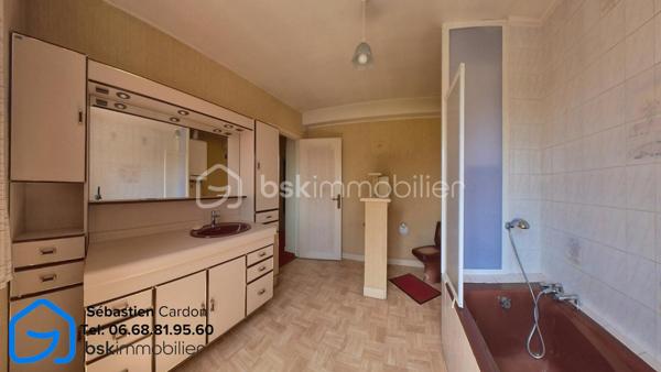 🏡 COURRIÈRES – En plein cœur du centre-ville

Découvrez cette spacieuse maison familiale de 131 m² habitables, bâtie sur un terrain de 284 m², idéalement située à proximité immédiate des commerces, écoles et commodités.

Elle se compose de :

Un vaste salon/séjour avec cheminée,
Une cuisine,
Un WC indépendant,
4 chambres 15/17.5/10/10,
Une salle de bains,
Un grenier aménageable de 22 m² offrant de nombreuses possibilités d'agrandissement,
Une cave de 24 m²,
Un jardin agréable,
Un garage.

Chauffage au gaz.

✨ Un bien au fort potentiel, parfait pour une famille à la recherche d'espace et d'un emplacement privilégié. Quelques travaux de modernisation permettront de révéler tout le charme de cette maison.

📍 Son emplacement central vous garantit une vie quotidienne pratique et confortable, avec toutes les commodités accessibles à pied.

📞 Pour obtenir davantage d'informations ou organiser une visite, contactez Sébastien Cardon, à qui nous avons confié la vente de notre habitation.

Bientôt : Visite virtuelle sur demande

🔎 Propriétaires, je recherche activement des maisons et appartements sur le secteur pour répondre à la demande de ma clientèle.