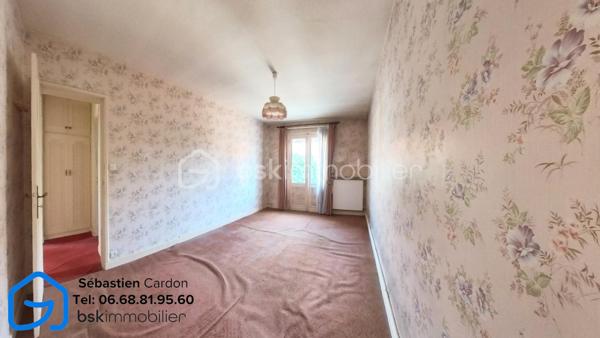 🏡 COURRIÈRES – En plein cœur du centre-ville

Découvrez cette spacieuse maison familiale de 131 m² habitables, bâtie sur un terrain de 284 m², idéalement située à proximité immédiate des commerces, écoles et commodités.

Elle se compose de :

Un vaste salon/séjour avec cheminée,
Une cuisine,
Un WC indépendant,
4 chambres 15/17.5/10/10,
Une salle de bains,
Un grenier aménageable de 22 m² offrant de nombreuses possibilités d'agrandissement,
Une cave de 24 m²,
Un jardin agréable,
Un garage.

Chauffage au gaz.

✨ Un bien au fort potentiel, parfait pour une famille à la recherche d'espace et d'un emplacement privilégié. Quelques travaux de modernisation permettront de révéler tout le charme de cette maison.

📍 Son emplacement central vous garantit une vie quotidienne pratique et confortable, avec toutes les commodités accessibles à pied.

📞 Pour obtenir davantage d'informations ou organiser une visite, contactez Sébastien Cardon, à qui nous avons confié la vente de notre habitation.

Bientôt : Visite virtuelle sur demande

🔎 Propriétaires, je recherche activement des maisons et appartements sur le secteur pour répondre à la demande de ma clientèle.