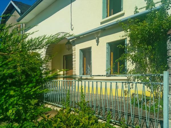 Maison familiale avec un grand terrain