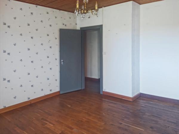 Maison familiale avec un grand terrain