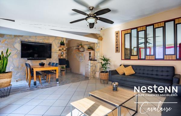 Maison atypique à Sainte Maxime quartier des Saquèdes d'environ 96 m² 3 chambres, avec piscine, garage et terrasses proche toutes commodités