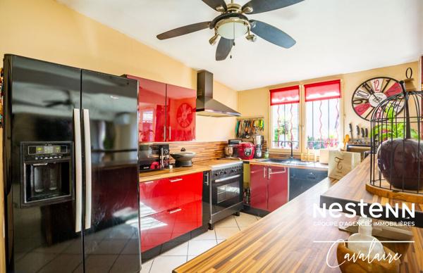 Maison atypique à Sainte Maxime quartier des Saquèdes d'environ 96 m² 3 chambres, avec piscine, garage et terrasses proche toutes commodités