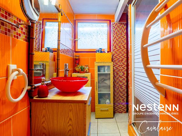 Maison atypique à Sainte Maxime quartier des Saquèdes d'environ 96 m² 3 chambres, avec piscine, garage et terrasses proche toutes commodités