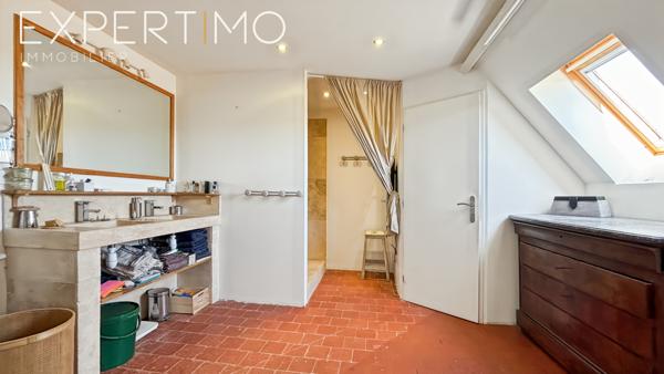 À VENDRE : Corp de ferme 230 m² habitable (possibilité d'agrandissement), 380 m² de granges et hangar 150 m²