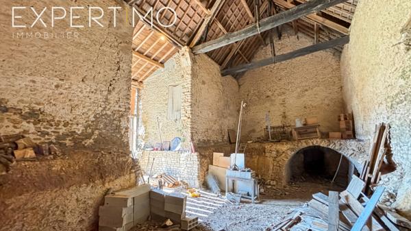 À VENDRE : Corp de ferme 230 m² habitable (possibilité d'agrandissement), 380 m² de granges et hangar 150 m²