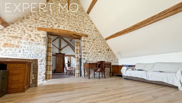 À VENDRE : Corp de ferme 230 m² habitable (possibilité d'agrandissement), 380 m² de granges et hangar 150 m²