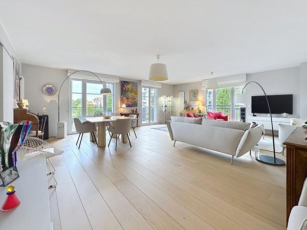 A louer Meublé , Marcq En Baroeul Saint Vincent , splendide Appartement meublé de 130 m2, 3 chambres, 2 salles de bains, terrasses, double parking, cave Marcq en baroeul