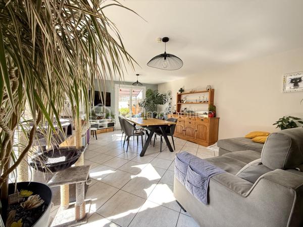 *** NOUVEAUTE JUILLET 2026 ***  

Nous vous proposons à l'Ouest d'Amiens dans un environnement calme, une maison familiale de 104m2.

Elle se compose d'une entrée, d'un séjour confortable de 28m2 ouvert sur une cuisine équipée et aménagée.

Une salle d'eau avec grande douche à l'italienne, meuble vasque, un espace buanderie, wc indépendant.

A l'étage, un palier desservant trois belles chambres dont une bénéficiant d'un accès terrasse bien exposé avec vue sur le jardin.

Une quatrième pièce idéal pour un bureau ou un espace de rangement, un second wc.

Cette maison bénéficie d'un beau jardin avec un bel ensoleillement, deux terrasses ombragées, dépendances.

Un garage ainsi qu'une cave viennent complet cet ensemble immobilier sans travaux, située à proximité des commerces (boulangerie et supermarché).

Chauffage centrale, menuiseries PVC et volets en ALUMINIUM remplacés, toiture nettoyée - hydrofugée.

Belles prestations.

DPE : D 

Plus d'informations n'hésitez pas à nous contacter Benoît  06 / 72 /72 / 36 /54 ou Aurélien 06 / 26 / 85 /36 / 72