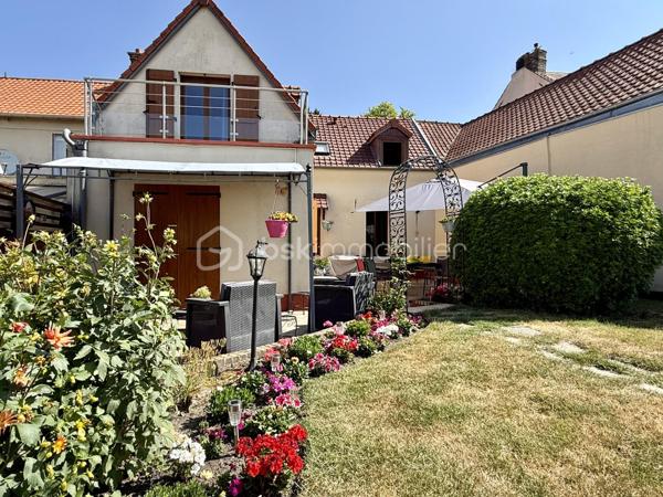 *** NOUVEAUTE JUILLET 2026 ***  

Nous vous proposons à l'Ouest d'Amiens dans un environnement calme, une maison familiale de 104m2.

Elle se compose d'une entrée, d'un séjour confortable de 28m2 ouvert sur une cuisine équipée et aménagée.

Une salle d'eau avec grande douche à l'italienne, meuble vasque, un espace buanderie, wc indépendant.

A l'étage, un palier desservant trois belles chambres dont une bénéficiant d'un accès terrasse bien exposé avec vue sur le jardin.

Une quatrième pièce idéal pour un bureau ou un espace de rangement, un second wc.

Cette maison bénéficie d'un beau jardin avec un bel ensoleillement, deux terrasses ombragées, dépendances.

Un garage ainsi qu'une cave viennent complet cet ensemble immobilier sans travaux, située à proximité des commerces (boulangerie et supermarché).

Chauffage centrale, menuiseries PVC et volets en ALUMINIUM remplacés, toiture nettoyée - hydrofugée.

Belles prestations.

DPE : D 

Plus d'informations n'hésitez pas à nous contacter Benoît  06 / 72 /72 / 36 /54 ou Aurélien 06 / 26 / 85 /36 / 72