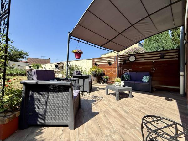 *** NOUVEAUTE JUILLET 2026 ***  

Nous vous proposons à l'Ouest d'Amiens dans un environnement calme, une maison familiale de 104m2.

Elle se compose d'une entrée, d'un séjour confortable de 28m2 ouvert sur une cuisine équipée et aménagée.

Une salle d'eau avec grande douche à l'italienne, meuble vasque, un espace buanderie, wc indépendant.

A l'étage, un palier desservant trois belles chambres dont une bénéficiant d'un accès terrasse bien exposé avec vue sur le jardin.

Une quatrième pièce idéal pour un bureau ou un espace de rangement, un second wc.

Cette maison bénéficie d'un beau jardin avec un bel ensoleillement, deux terrasses ombragées, dépendances.

Un garage ainsi qu'une cave viennent complet cet ensemble immobilier sans travaux, située à proximité des commerces (boulangerie et supermarché).

Chauffage centrale, menuiseries PVC et volets en ALUMINIUM remplacés, toiture nettoyée - hydrofugée.

Belles prestations.

DPE : D 

Plus d'informations n'hésitez pas à nous contacter Benoît  06 / 72 /72 / 36 /54 ou Aurélien 06 / 26 / 85 /36 / 72
