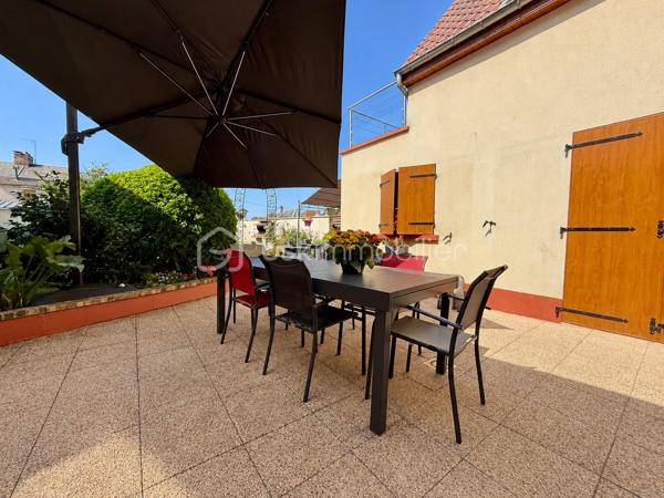 *** NOUVEAUTE JUILLET 2026 ***  

Nous vous proposons à l'Ouest d'Amiens dans un environnement calme, une maison familiale de 104m2.

Elle se compose d'une entrée, d'un séjour confortable de 28m2 ouvert sur une cuisine équipée et aménagée.

Une salle d'eau avec grande douche à l'italienne, meuble vasque, un espace buanderie, wc indépendant.

A l'étage, un palier desservant trois belles chambres dont une bénéficiant d'un accès terrasse bien exposé avec vue sur le jardin.

Une quatrième pièce idéal pour un bureau ou un espace de rangement, un second wc.

Cette maison bénéficie d'un beau jardin avec un bel ensoleillement, deux terrasses ombragées, dépendances.

Un garage ainsi qu'une cave viennent complet cet ensemble immobilier sans travaux, située à proximité des commerces (boulangerie et supermarché).

Chauffage centrale, menuiseries PVC et volets en ALUMINIUM remplacés, toiture nettoyée - hydrofugée.

Belles prestations.

DPE : D 

Plus d'informations n'hésitez pas à nous contacter Benoît  06 / 72 /72 / 36 /54 ou Aurélien 06 / 26 / 85 /36 / 72