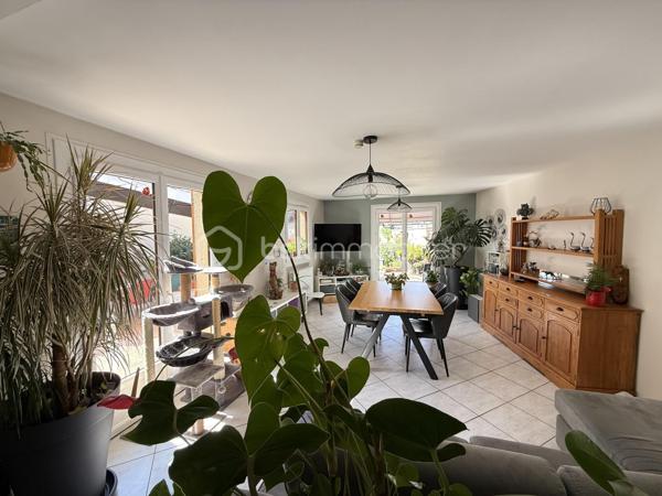 *** NOUVEAUTE JUILLET 2026 ***  

Nous vous proposons à l'Ouest d'Amiens dans un environnement calme, une maison familiale de 104m2.

Elle se compose d'une entrée, d'un séjour confortable de 28m2 ouvert sur une cuisine équipée et aménagée.

Une salle d'eau avec grande douche à l'italienne, meuble vasque, un espace buanderie, wc indépendant.

A l'étage, un palier desservant trois belles chambres dont une bénéficiant d'un accès terrasse bien exposé avec vue sur le jardin.

Une quatrième pièce idéal pour un bureau ou un espace de rangement, un second wc.

Cette maison bénéficie d'un beau jardin avec un bel ensoleillement, deux terrasses ombragées, dépendances.

Un garage ainsi qu'une cave viennent complet cet ensemble immobilier sans travaux, située à proximité des commerces (boulangerie et supermarché).

Chauffage centrale, menuiseries PVC et volets en ALUMINIUM remplacés, toiture nettoyée - hydrofugée.

Belles prestations.

DPE : D 

Plus d'informations n'hésitez pas à nous contacter Benoît  06 / 72 /72 / 36 /54 ou Aurélien 06 / 26 / 85 /36 / 72