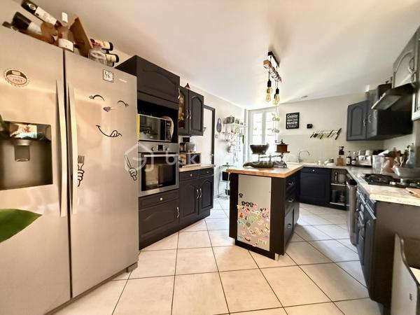 *** NOUVEAUTE JUILLET 2026 ***  

Nous vous proposons à l'Ouest d'Amiens dans un environnement calme, une maison familiale de 104m2.

Elle se compose d'une entrée, d'un séjour confortable de 28m2 ouvert sur une cuisine équipée et aménagée.

Une salle d'eau avec grande douche à l'italienne, meuble vasque, un espace buanderie, wc indépendant.

A l'étage, un palier desservant trois belles chambres dont une bénéficiant d'un accès terrasse bien exposé avec vue sur le jardin.

Une quatrième pièce idéal pour un bureau ou un espace de rangement, un second wc.

Cette maison bénéficie d'un beau jardin avec un bel ensoleillement, deux terrasses ombragées, dépendances.

Un garage ainsi qu'une cave viennent complet cet ensemble immobilier sans travaux, située à proximité des commerces (boulangerie et supermarché).

Chauffage centrale, menuiseries PVC et volets en ALUMINIUM remplacés, toiture nettoyée - hydrofugée.

Belles prestations.

DPE : D 

Plus d'informations n'hésitez pas à nous contacter Benoît  06 / 72 /72 / 36 /54 ou Aurélien 06 / 26 / 85 /36 / 72