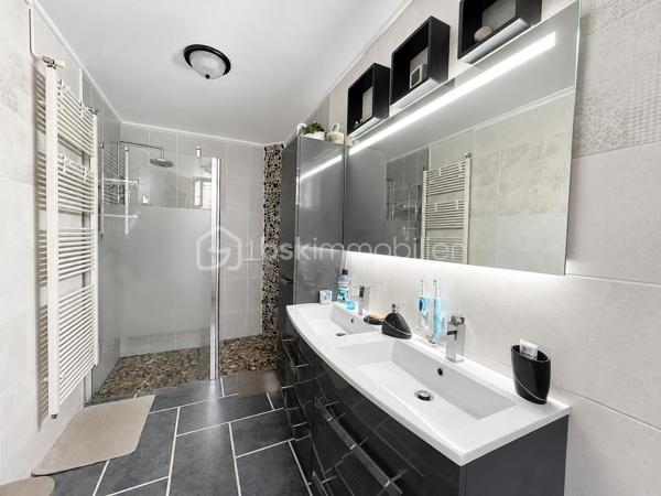 *** NOUVEAUTE JUILLET 2026 ***  

Nous vous proposons à l'Ouest d'Amiens dans un environnement calme, une maison familiale de 104m2.

Elle se compose d'une entrée, d'un séjour confortable de 28m2 ouvert sur une cuisine équipée et aménagée.

Une salle d'eau avec grande douche à l'italienne, meuble vasque, un espace buanderie, wc indépendant.

A l'étage, un palier desservant trois belles chambres dont une bénéficiant d'un accès terrasse bien exposé avec vue sur le jardin.

Une quatrième pièce idéal pour un bureau ou un espace de rangement, un second wc.

Cette maison bénéficie d'un beau jardin avec un bel ensoleillement, deux terrasses ombragées, dépendances.

Un garage ainsi qu'une cave viennent complet cet ensemble immobilier sans travaux, située à proximité des commerces (boulangerie et supermarché).

Chauffage centrale, menuiseries PVC et volets en ALUMINIUM remplacés, toiture nettoyée - hydrofugée.

Belles prestations.

DPE : D 

Plus d'informations n'hésitez pas à nous contacter Benoît  06 / 72 /72 / 36 /54 ou Aurélien 06 / 26 / 85 /36 / 72