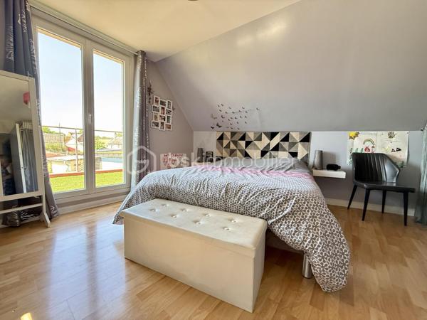 *** NOUVEAUTE JUILLET 2026 ***  

Nous vous proposons à l'Ouest d'Amiens dans un environnement calme, une maison familiale de 104m2.

Elle se compose d'une entrée, d'un séjour confortable de 28m2 ouvert sur une cuisine équipée et aménagée.

Une salle d'eau avec grande douche à l'italienne, meuble vasque, un espace buanderie, wc indépendant.

A l'étage, un palier desservant trois belles chambres dont une bénéficiant d'un accès terrasse bien exposé avec vue sur le jardin.

Une quatrième pièce idéal pour un bureau ou un espace de rangement, un second wc.

Cette maison bénéficie d'un beau jardin avec un bel ensoleillement, deux terrasses ombragées, dépendances.

Un garage ainsi qu'une cave viennent complet cet ensemble immobilier sans travaux, située à proximité des commerces (boulangerie et supermarché).

Chauffage centrale, menuiseries PVC et volets en ALUMINIUM remplacés, toiture nettoyée - hydrofugée.

Belles prestations.

DPE : D 

Plus d'informations n'hésitez pas à nous contacter Benoît  06 / 72 /72 / 36 /54 ou Aurélien 06 / 26 / 85 /36 / 72