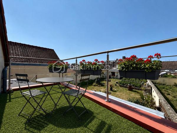 *** NOUVEAUTE JUILLET 2026 ***  

Nous vous proposons à l'Ouest d'Amiens dans un environnement calme, une maison familiale de 104m2.

Elle se compose d'une entrée, d'un séjour confortable de 28m2 ouvert sur une cuisine équipée et aménagée.

Une salle d'eau avec grande douche à l'italienne, meuble vasque, un espace buanderie, wc indépendant.

A l'étage, un palier desservant trois belles chambres dont une bénéficiant d'un accès terrasse bien exposé avec vue sur le jardin.

Une quatrième pièce idéal pour un bureau ou un espace de rangement, un second wc.

Cette maison bénéficie d'un beau jardin avec un bel ensoleillement, deux terrasses ombragées, dépendances.

Un garage ainsi qu'une cave viennent complet cet ensemble immobilier sans travaux, située à proximité des commerces (boulangerie et supermarché).

Chauffage centrale, menuiseries PVC et volets en ALUMINIUM remplacés, toiture nettoyée - hydrofugée.

Belles prestations.

DPE : D 

Plus d'informations n'hésitez pas à nous contacter Benoît  06 / 72 /72 / 36 /54 ou Aurélien 06 / 26 / 85 /36 / 72