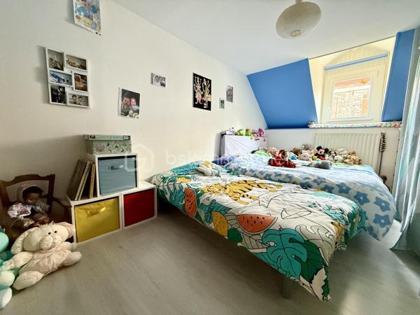 *** NOUVEAUTE JUILLET 2026 ***  

Nous vous proposons à l'Ouest d'Amiens dans un environnement calme, une maison familiale de 104m2.

Elle se compose d'une entrée, d'un séjour confortable de 28m2 ouvert sur une cuisine équipée et aménagée.

Une salle d'eau avec grande douche à l'italienne, meuble vasque, un espace buanderie, wc indépendant.

A l'étage, un palier desservant trois belles chambres dont une bénéficiant d'un accès terrasse bien exposé avec vue sur le jardin.

Une quatrième pièce idéal pour un bureau ou un espace de rangement, un second wc.

Cette maison bénéficie d'un beau jardin avec un bel ensoleillement, deux terrasses ombragées, dépendances.

Un garage ainsi qu'une cave viennent complet cet ensemble immobilier sans travaux, située à proximité des commerces (boulangerie et supermarché).

Chauffage centrale, menuiseries PVC et volets en ALUMINIUM remplacés, toiture nettoyée - hydrofugée.

Belles prestations.

DPE : D 

Plus d'informations n'hésitez pas à nous contacter Benoît  06 / 72 /72 / 36 /54 ou Aurélien 06 / 26 / 85 /36 / 72