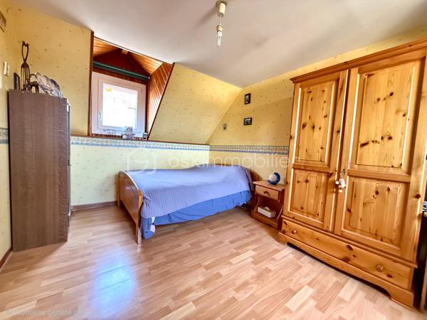 *** NOUVEAUTE JUILLET 2026 ***  

Nous vous proposons à l'Ouest d'Amiens dans un environnement calme, une maison familiale de 104m2.

Elle se compose d'une entrée, d'un séjour confortable de 28m2 ouvert sur une cuisine équipée et aménagée.

Une salle d'eau avec grande douche à l'italienne, meuble vasque, un espace buanderie, wc indépendant.

A l'étage, un palier desservant trois belles chambres dont une bénéficiant d'un accès terrasse bien exposé avec vue sur le jardin.

Une quatrième pièce idéal pour un bureau ou un espace de rangement, un second wc.

Cette maison bénéficie d'un beau jardin avec un bel ensoleillement, deux terrasses ombragées, dépendances.

Un garage ainsi qu'une cave viennent complet cet ensemble immobilier sans travaux, située à proximité des commerces (boulangerie et supermarché).

Chauffage centrale, menuiseries PVC et volets en ALUMINIUM remplacés, toiture nettoyée - hydrofugée.

Belles prestations.

DPE : D 

Plus d'informations n'hésitez pas à nous contacter Benoît  06 / 72 /72 / 36 /54 ou Aurélien 06 / 26 / 85 /36 / 72