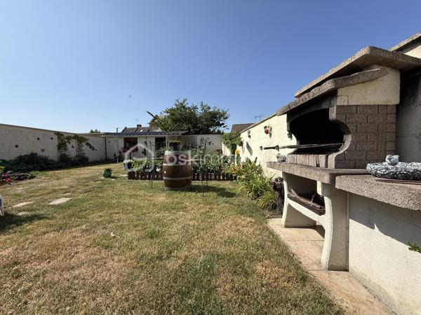 *** NOUVEAUTE JUILLET 2026 ***  

Nous vous proposons à l'Ouest d'Amiens dans un environnement calme, une maison familiale de 104m2.

Elle se compose d'une entrée, d'un séjour confortable de 28m2 ouvert sur une cuisine équipée et aménagée.

Une salle d'eau avec grande douche à l'italienne, meuble vasque, un espace buanderie, wc indépendant.

A l'étage, un palier desservant trois belles chambres dont une bénéficiant d'un accès terrasse bien exposé avec vue sur le jardin.

Une quatrième pièce idéal pour un bureau ou un espace de rangement, un second wc.

Cette maison bénéficie d'un beau jardin avec un bel ensoleillement, deux terrasses ombragées, dépendances.

Un garage ainsi qu'une cave viennent complet cet ensemble immobilier sans travaux, située à proximité des commerces (boulangerie et supermarché).

Chauffage centrale, menuiseries PVC et volets en ALUMINIUM remplacés, toiture nettoyée - hydrofugée.

Belles prestations.

DPE : D 

Plus d'informations n'hésitez pas à nous contacter Benoît  06 / 72 /72 / 36 /54 ou Aurélien 06 / 26 / 85 /36 / 72