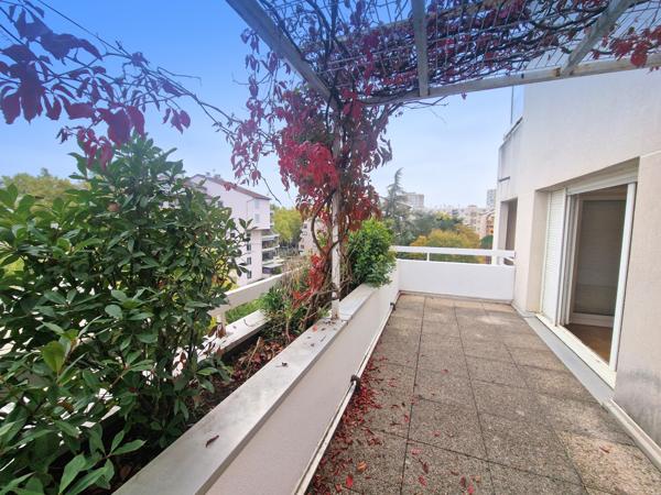 Lyon (69007) T3 complètement rafraichi + cave et garage + balcon - DISPONIBLE !