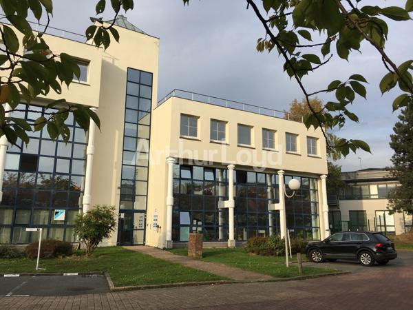 Location bureaux rénovés à Marcq-en-Baroeul - 1 365 m² divisibles dès 80 m², tramway et axes rapides