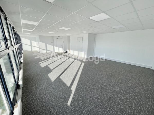 Location bureaux rénovés à Marcq-en-Baroeul - 1 365 m² divisibles dès 80 m², tramway et axes rapides