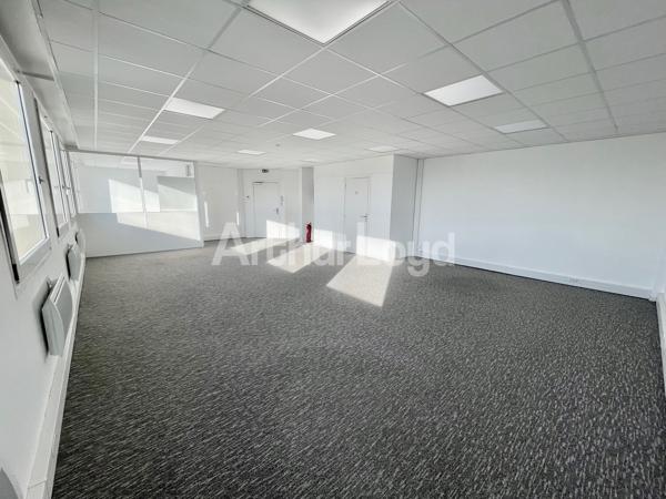 Location bureaux rénovés à Marcq-en-Baroeul - 1 365 m² divisibles dès 80 m², tramway et axes rapides