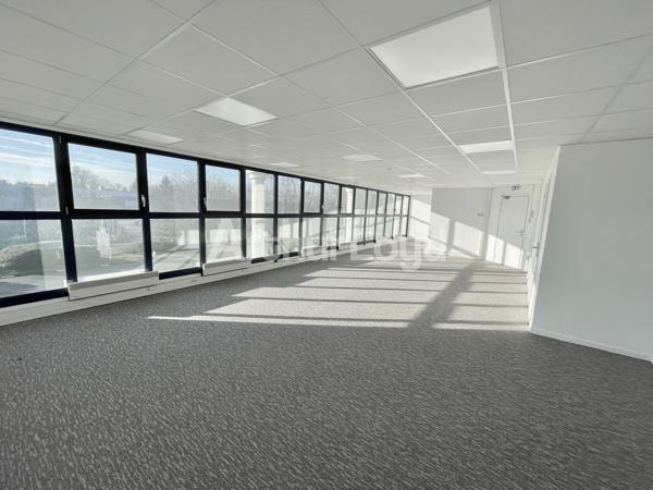 Location bureaux rénovés à Marcq-en-Baroeul - 1 365 m² divisibles dès 80 m², tramway et axes rapides