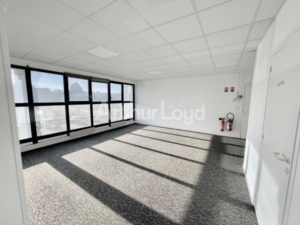 Location bureaux rénovés à Marcq-en-Baroeul - 1 365 m² divisibles dès 80 m², tramway et axes rapides
