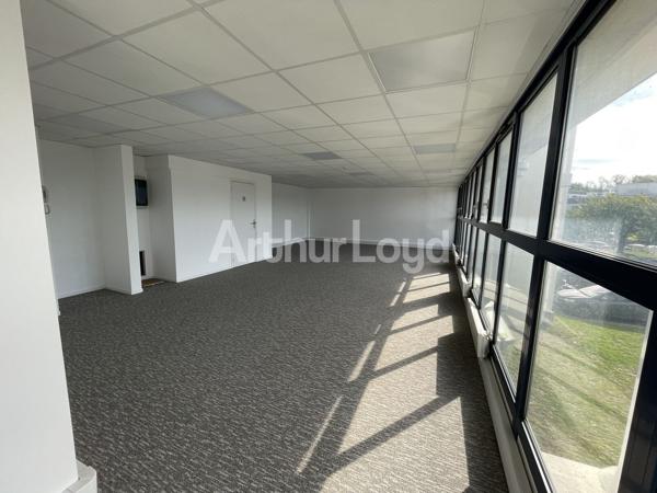 Location bureaux rénovés à Marcq-en-Baroeul - 1 365 m² divisibles dès 80 m², tramway et axes rapides