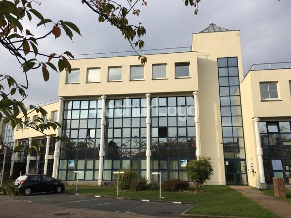 Location bureaux rénovés à Marcq-en-Baroeul - 1 365 m² divisibles dès 80 m², tramway et axes rapides
