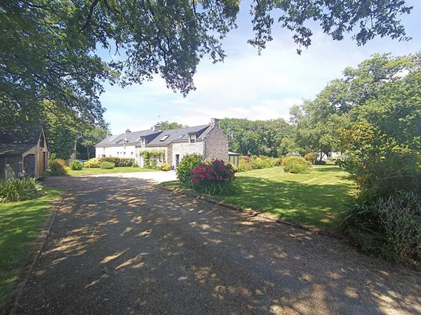 Longère à vendre à Saint Ave 4 chambres située dans un environnement exceptionnel.